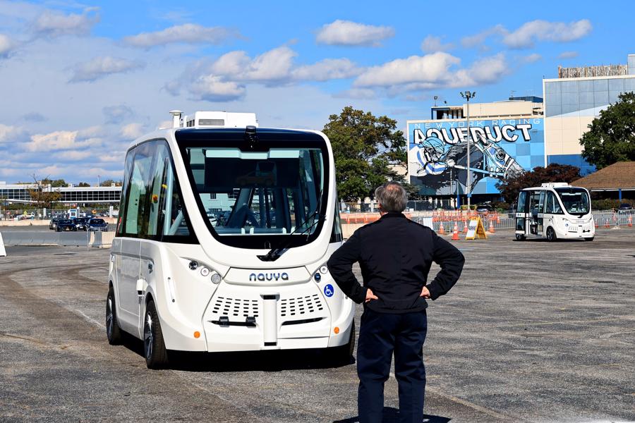 Cùng với dịch vụ taxi không người lái, thành phố San Francisco cũng đã ra mắt dịch vụ xe buýt không người lái miễn phí.